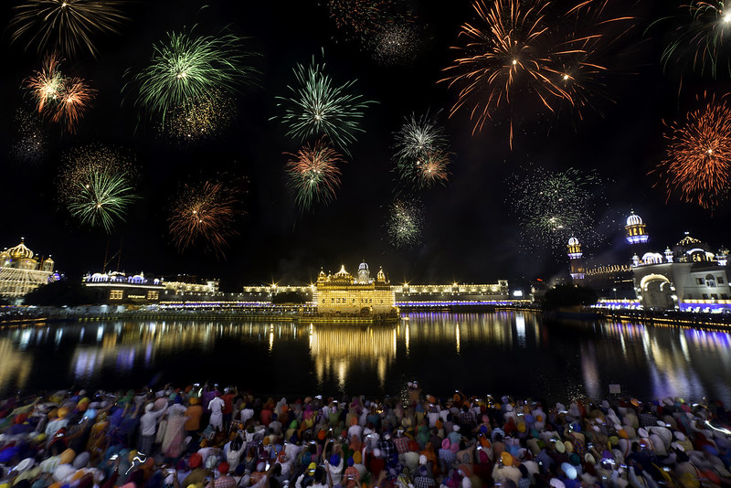 savaari-bandi-chor-the-golden-temple-at-night