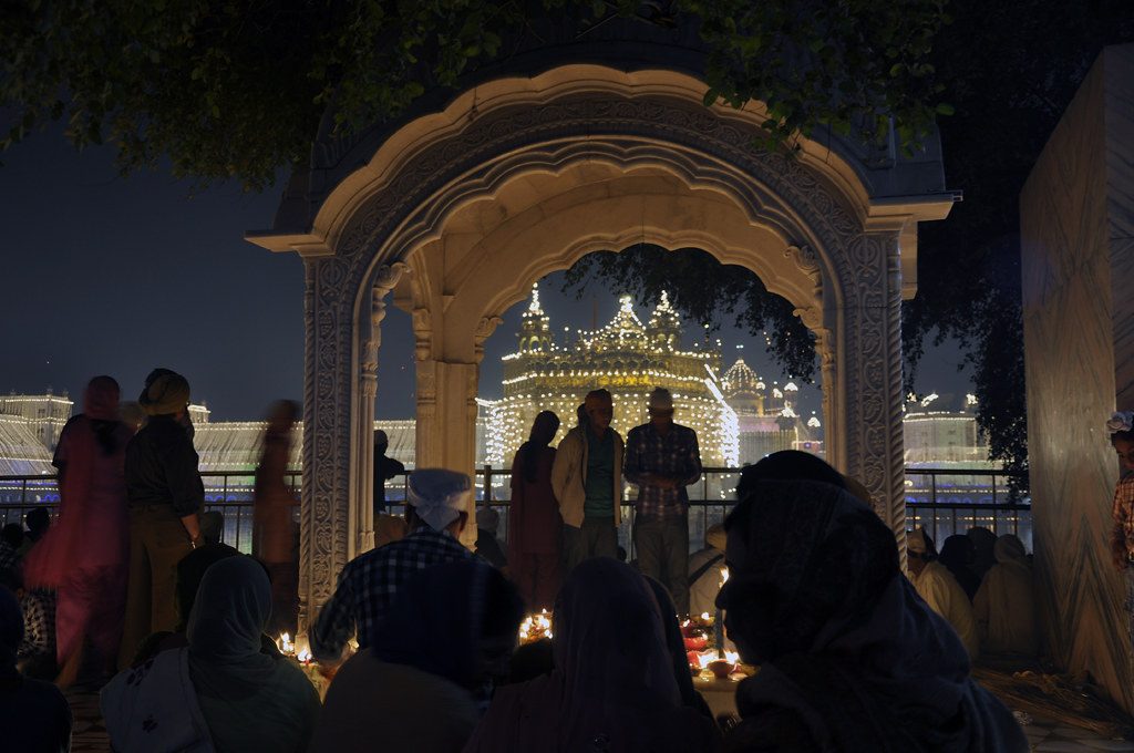 savaari-bandi-chhor-divas-entrance-to-the-golden-temple