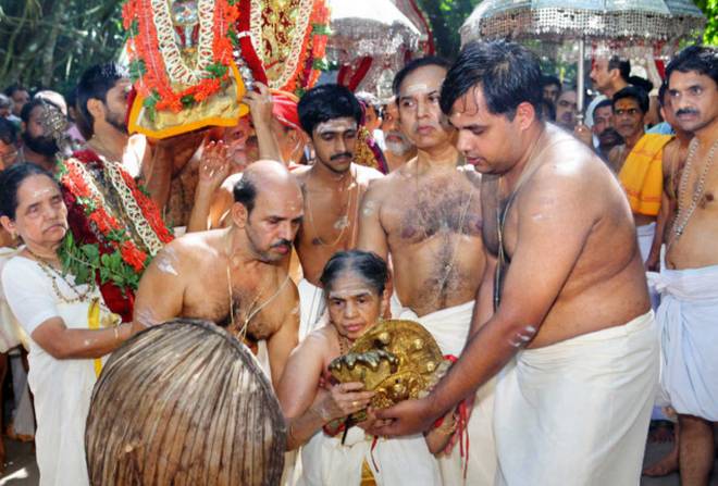savaari-manarasala-ayilyam-2019-priestess-carrying-idols