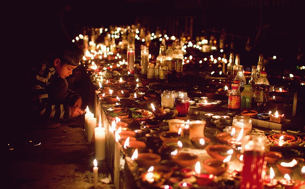 savaari-bandi-chhor-kid-lighting-candles-outside-golden-temple