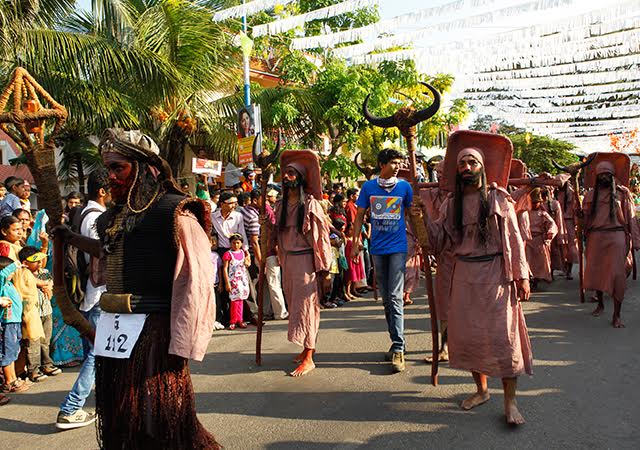 savaari-cochin-carnival-quirky-attires