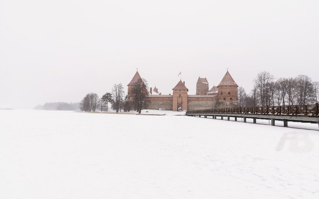 savaari-trakai-castle-in-winters