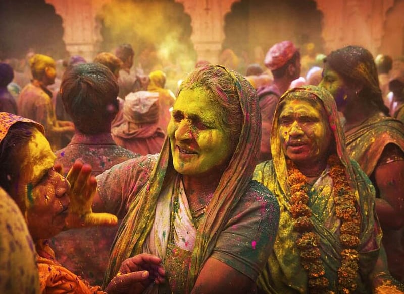 savaari-women-playing-holi-varanasi