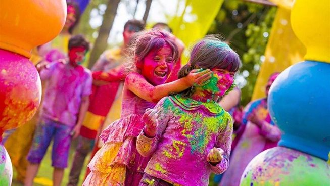 savaari-children-playing-holi-in-varanasi