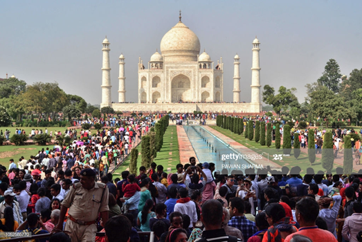 savaari-over-crowded-taj-mahal