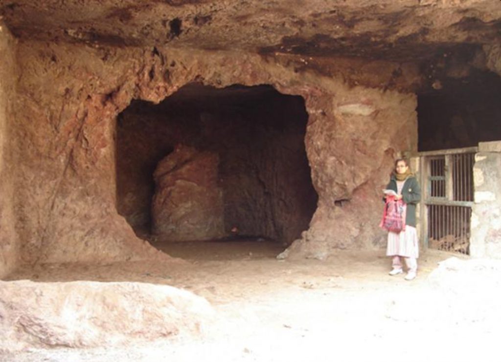 things-to-do-sana-caves