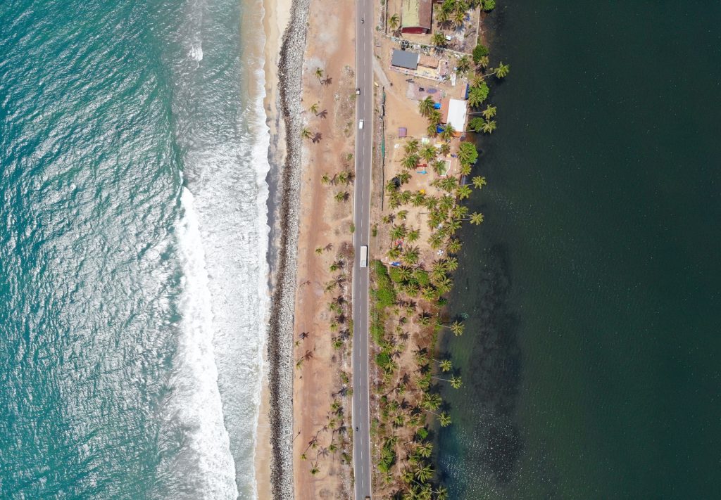 Varkala road - beach on one side & the ocean on the other