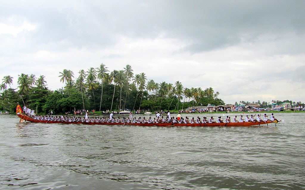 Some Vallam Kali boats can be hundreds of feet long as shown in the picture. 