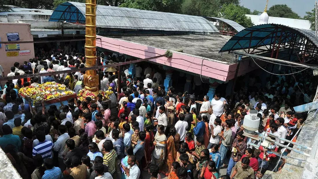 visa temple crowd