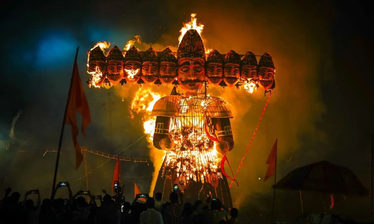 Ravan effigy burning during Dussehra celebrations People watching the traditional burning of Ravan effigy on Dussehra